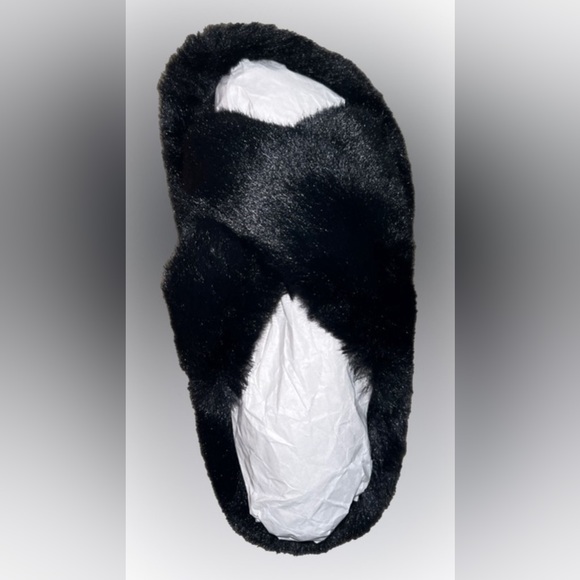 fluffy slippers in black - Loungeable - Picture 3 of 3